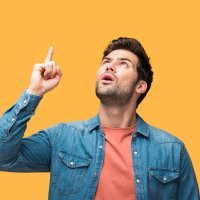 ragazzo che indica in alto