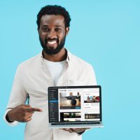 ragazzo con laptop wordpress