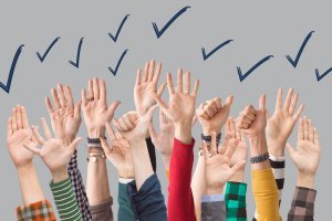 Mani alzate di tante persone che simboleggiano la diversità