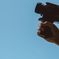 mano con telecamera