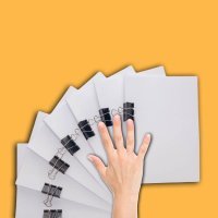 mano con copie di documenti