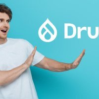 ragazzo spaventato con logo drupal