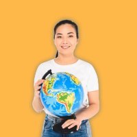 ragazza con mappamondo