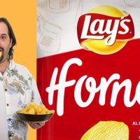 uomo con patatine lays horno