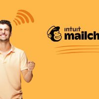 uomo contento con logo di mailchimp intuit