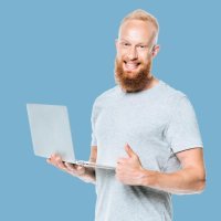 ragazzo con laptop e braccio robot