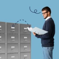 uomo con faldone e archivio