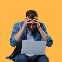 ragazzo disperato con laptop