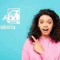 ragazza sorpresa e logo qabiria