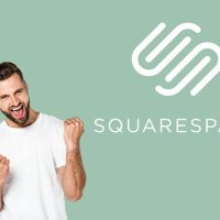 ragazzo felice con logo squarespace
