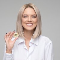 donna con moneta bitcoin