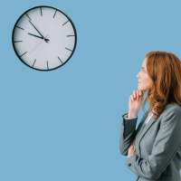 ragazza guarda orologio