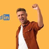 uomo soddisfatto con logo linkedin