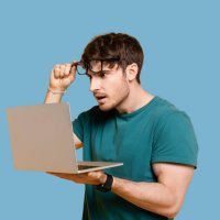 ragazzo sorpreso con laptop