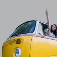 ragazza su furgone