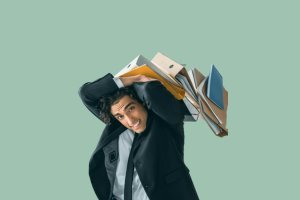 Impiegato con faldoni che gli cadono in testa