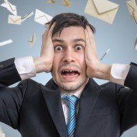persona sommersa dalle email