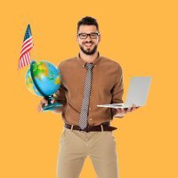 uomo con mappamondo e laptop