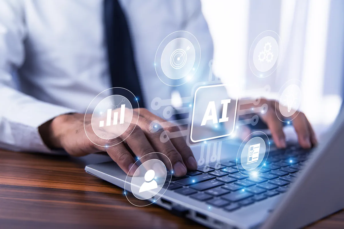 Uomo d’affari che usa l’intelligenza artificiale in ufficio