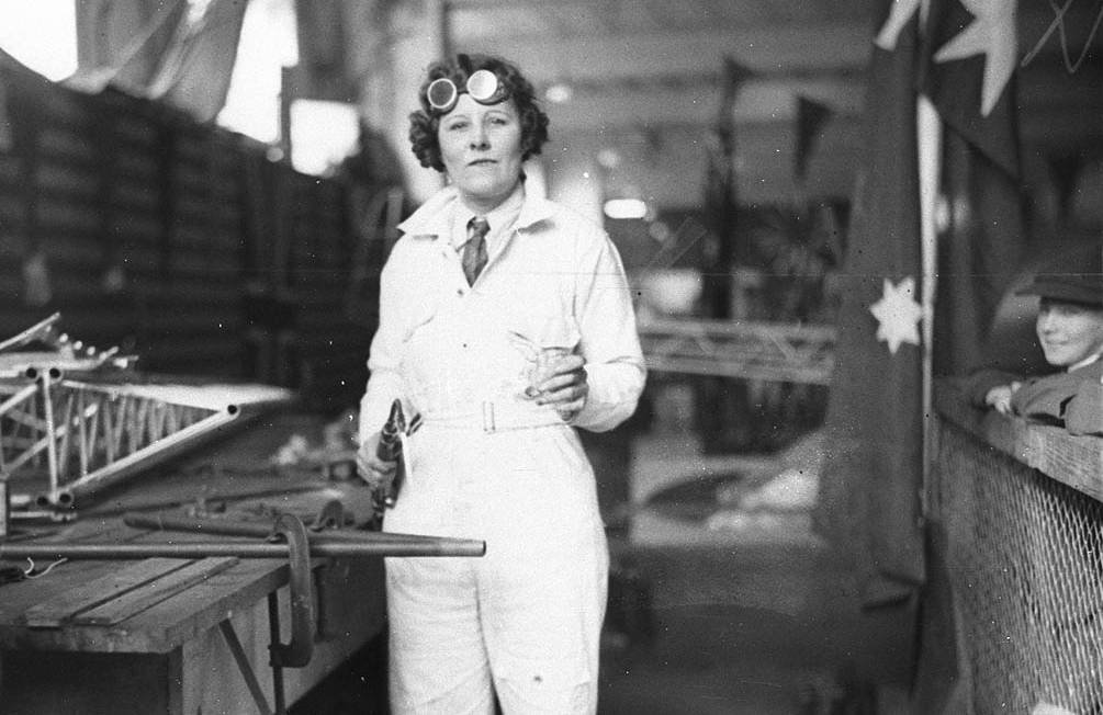 May Bradford con soldador