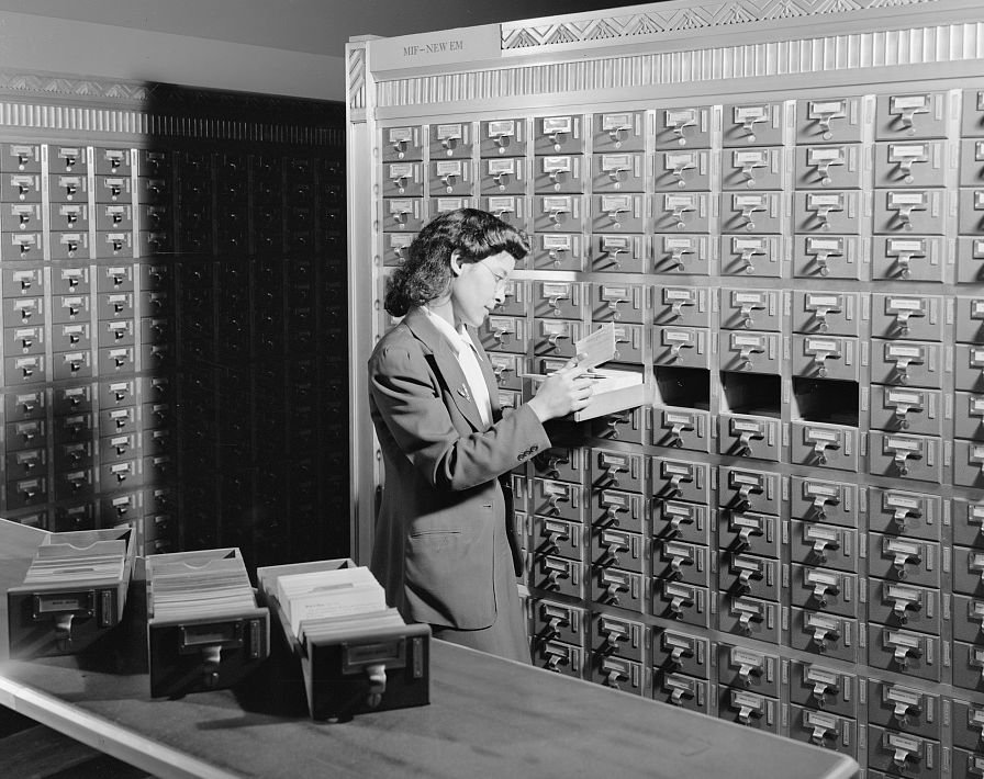 Signora che archivia schede bibliografiche