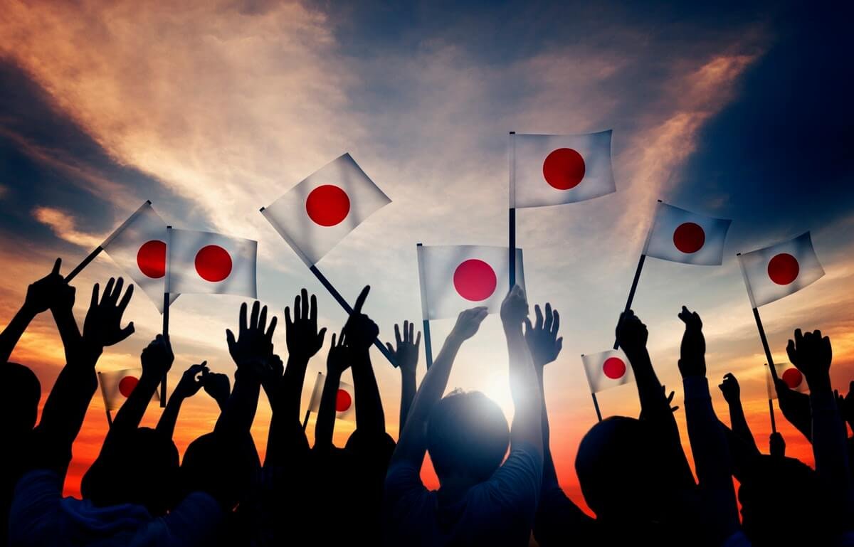 Multitud con banderas de Japón