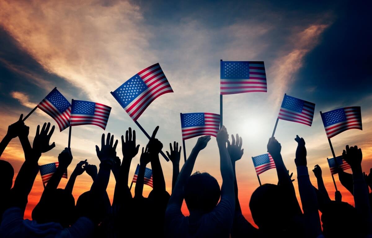 Folla con bandiere USA