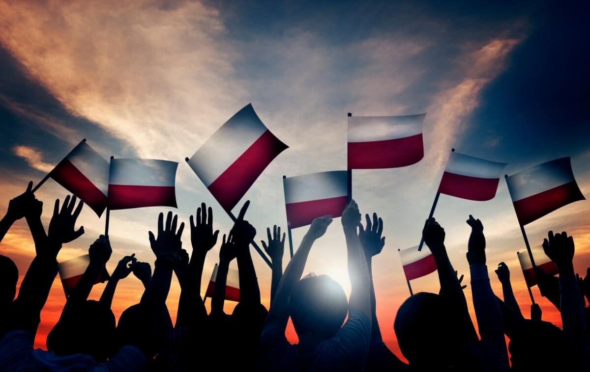 Folla con bandiere della Polonia