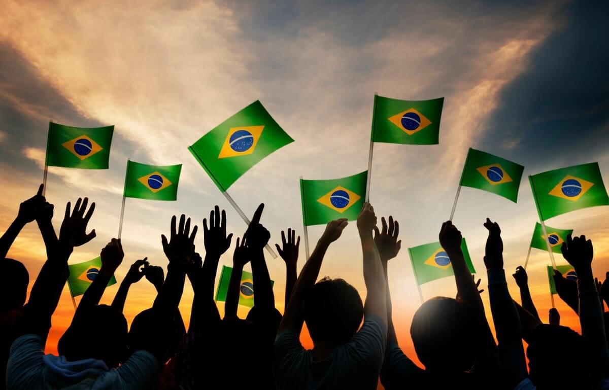 Multitud con banderas de Brasil
