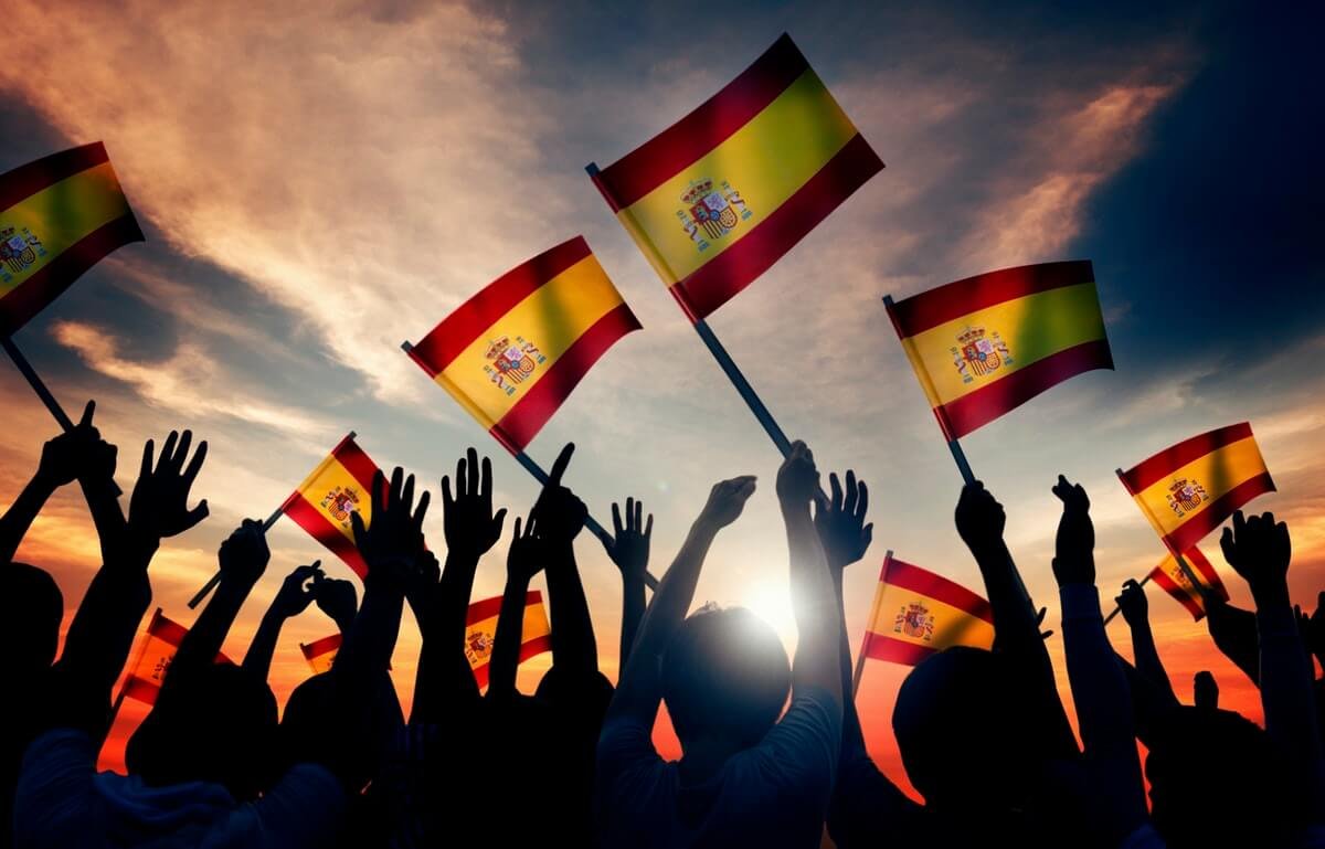 Folla con bandiere della Spagna