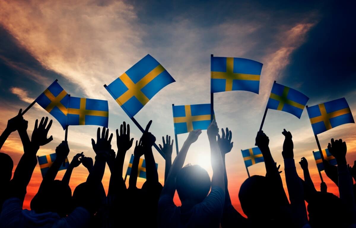 Folla con bandiere della Svezia