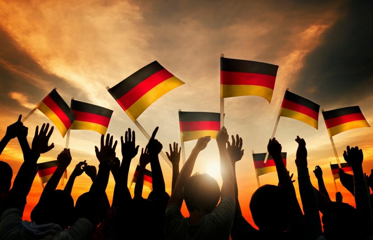 Folla con bandiere della Germania