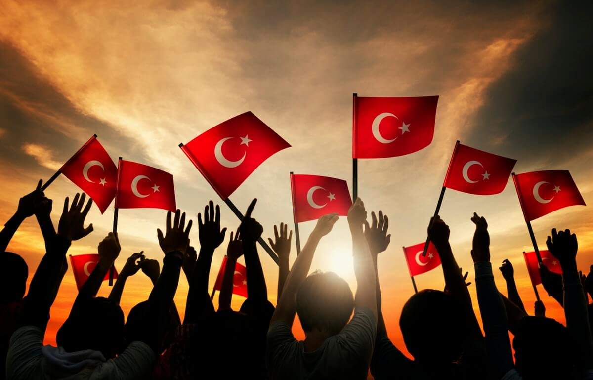 Multitud con banderas de Turquía