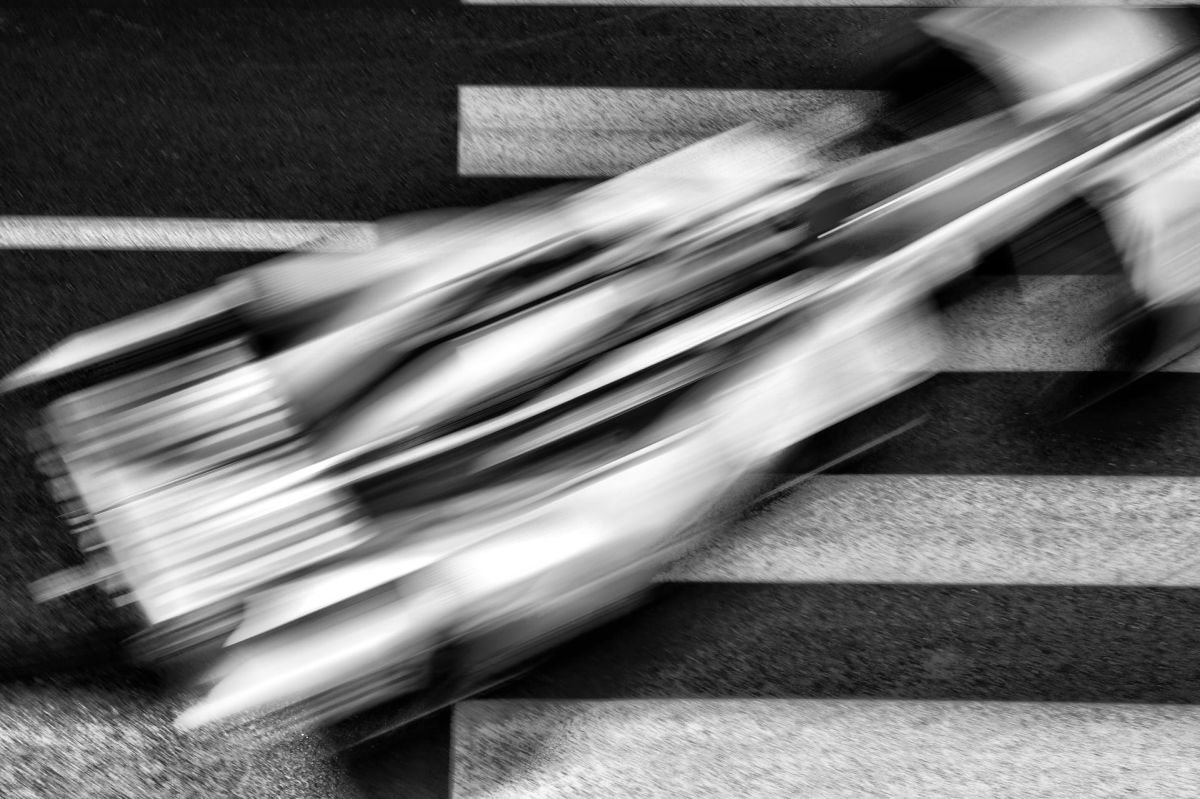 Auto da Formula E su strisce pedonali