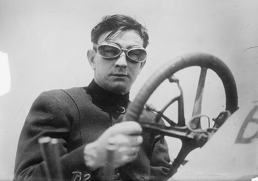Pilota d’auto nel 1910 circa