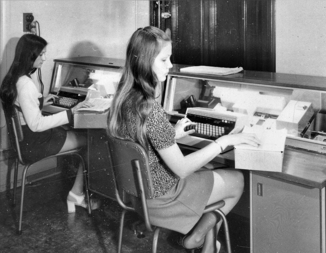 Chicas que introducen datos