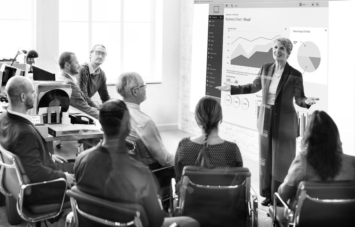 Signora presenta un PowerPoint