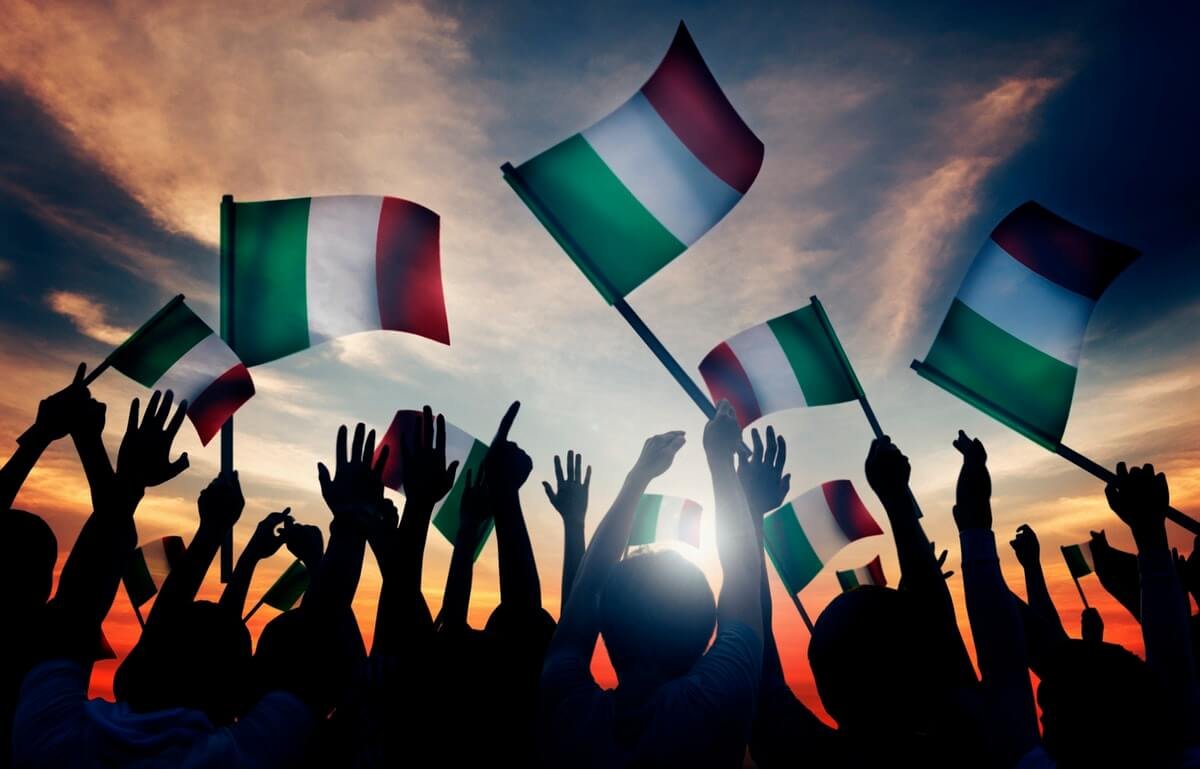 Folla con bandiere dell’Italia