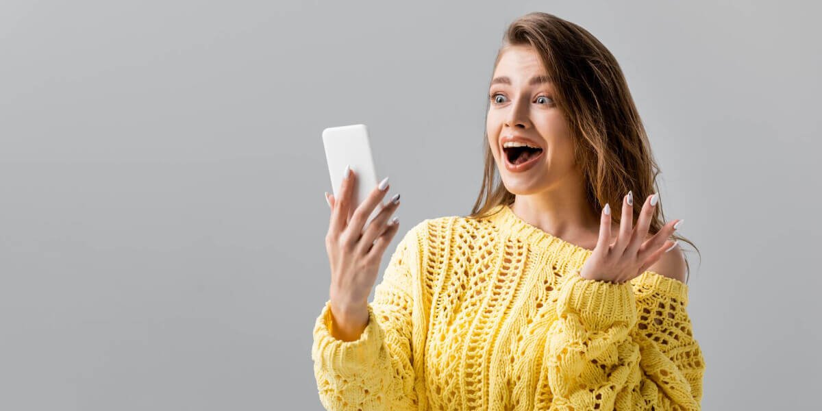 Ragazza felice con cellulare