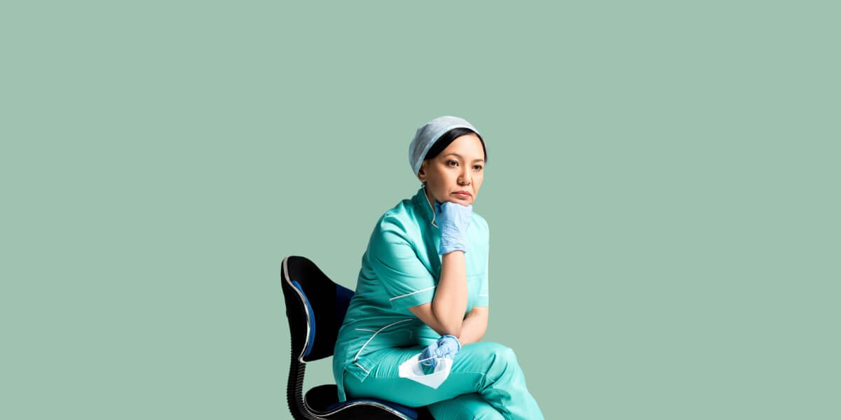 Operatrice sanitaria seduta