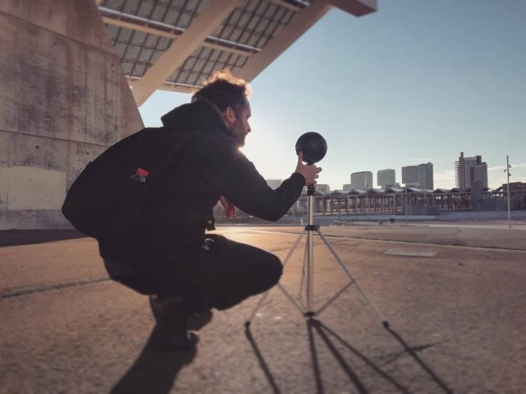Stefano Iuliani con una cámara de 360 grados