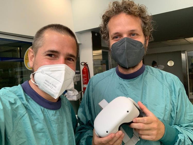 Stefano Iuliani con un visore Oculus in ospedale